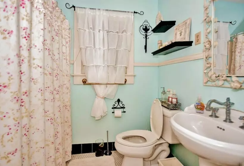 Pet Friendly Galveston Bungalow, 1/2 Mi To Beach!