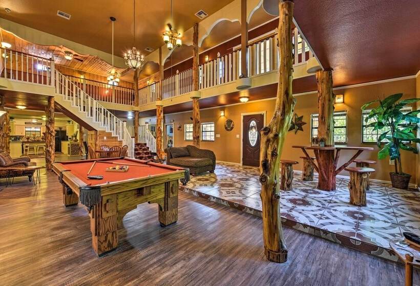 Spacious Conroe Home W/ Foosball & Pool Table!