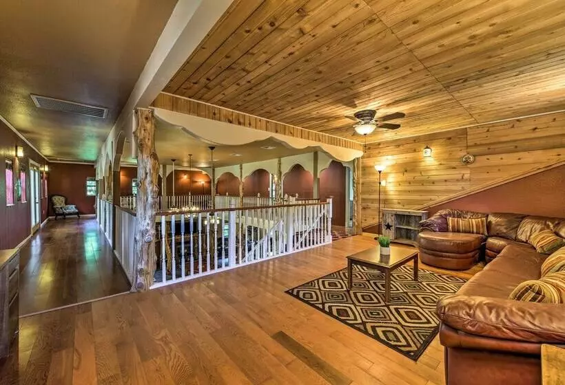 Spacious Conroe Home W/ Foosball & Pool Table!