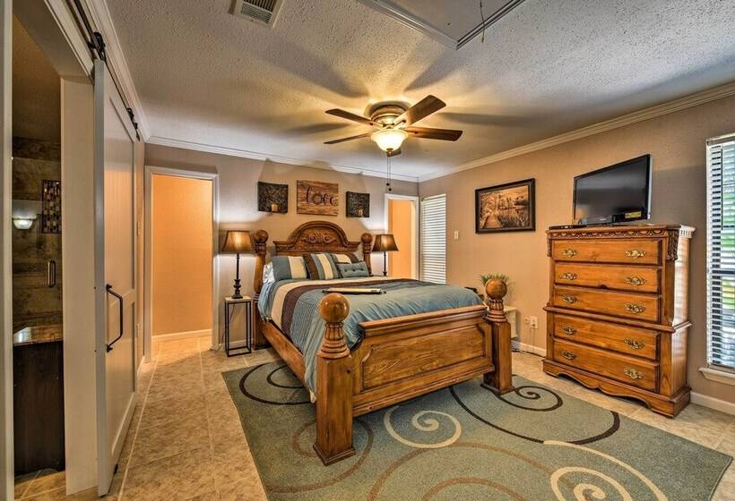 Spacious Conroe Home W/ Foosball & Pool Table!