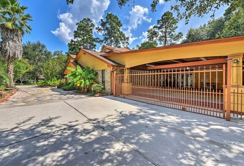 Spacious Conroe Home W/ Foosball & Pool Table!