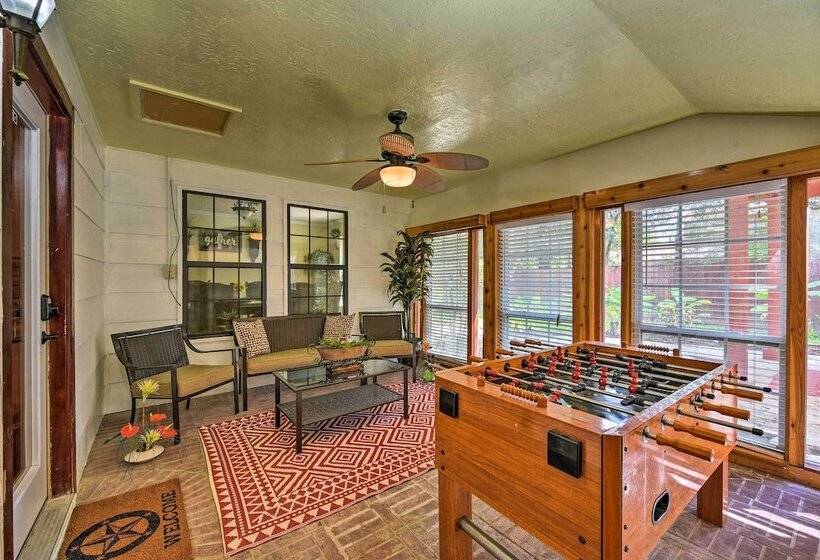 Spacious Conroe Home W/ Foosball & Pool Table!
