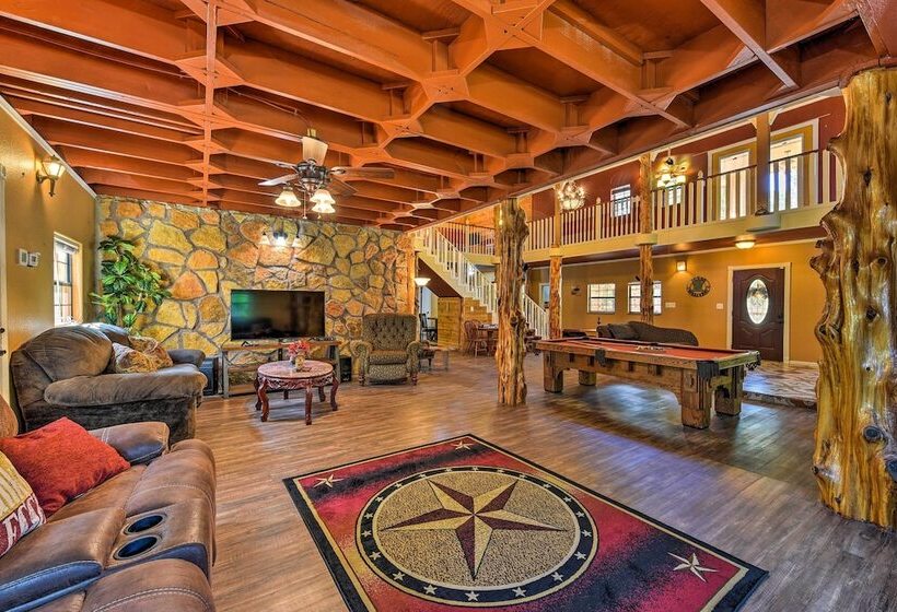 Spacious Conroe Home W/ Foosball & Pool Table!