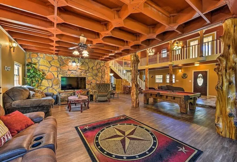 Spacious Conroe Home W/ Foosball & Pool Table!