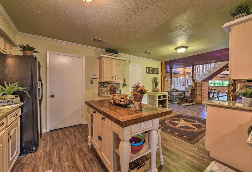 Spacious Conroe Home W/ Foosball & Pool Table!