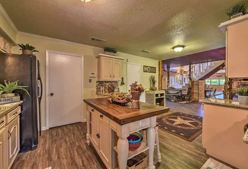 Spacious Conroe Home W/ Foosball & Pool Table!