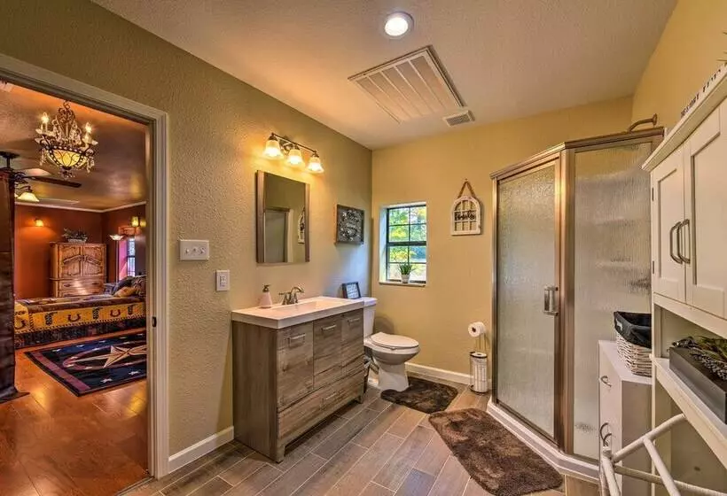 Spacious Conroe Home W/ Foosball & Pool Table!