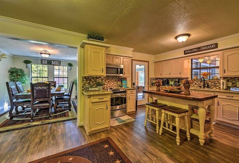 Spacious Conroe Home W/ Foosball & Pool Table!