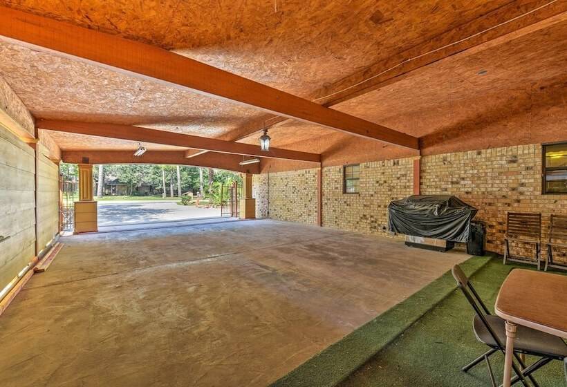 Spacious Conroe Home W/ Foosball & Pool Table!