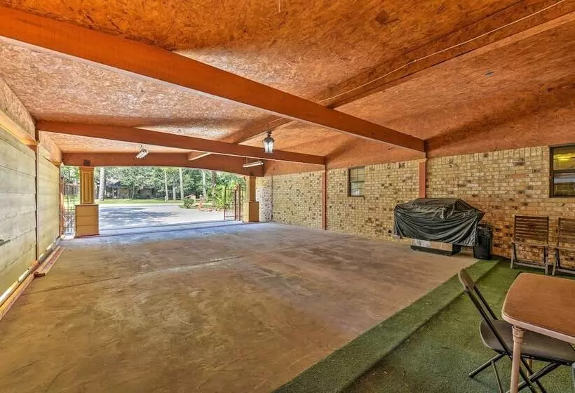 Spacious Conroe Home W/ Foosball & Pool Table!