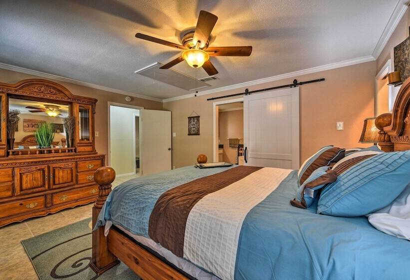 Spacious Conroe Home W/ Foosball & Pool Table!