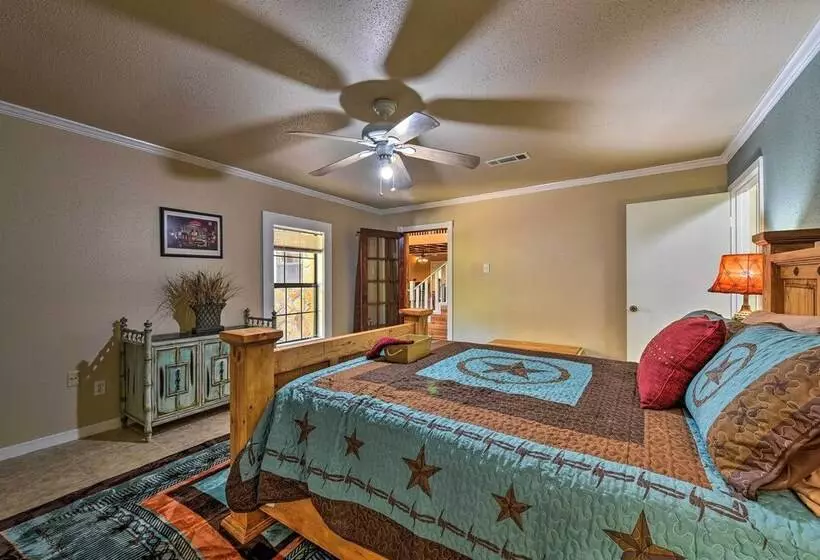 Spacious Conroe Home W/ Foosball & Pool Table!