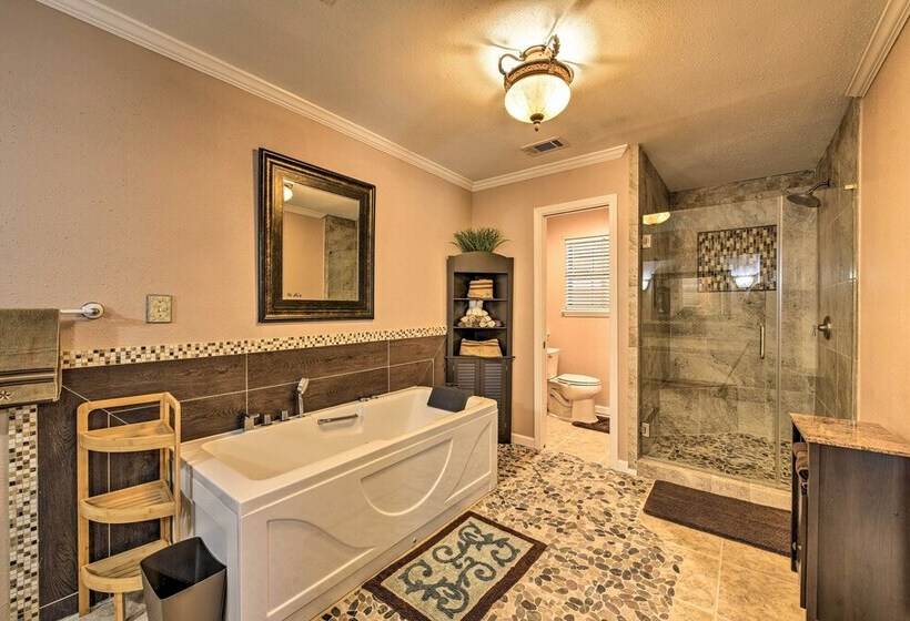 Spacious Conroe Home W/ Foosball & Pool Table!