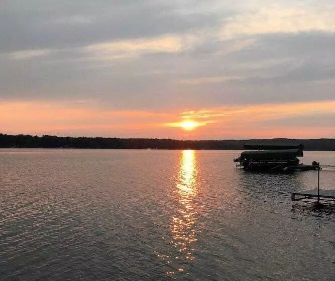 Spacious Luxury Cabin W/deck & Dock On Bone Lake