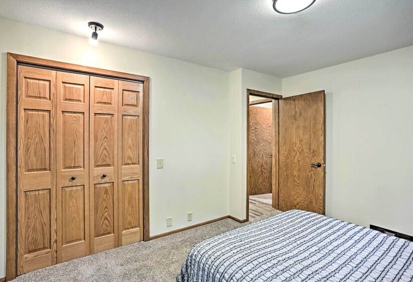 Spacious Luxury Cabin W/deck & Dock On Bone Lake