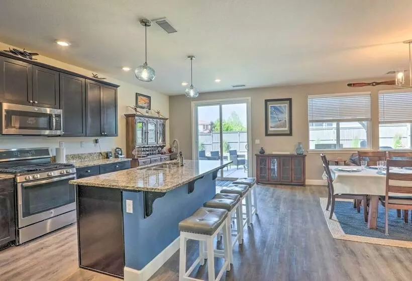 Sparks Home W/ Air Racing Decor + Hot Tub!