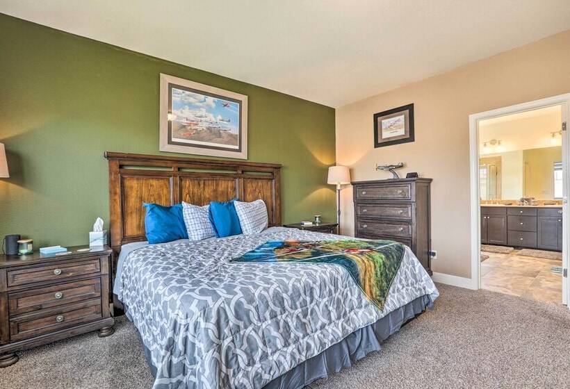 Sparks Home W/ Air Racing Decor + Hot Tub!