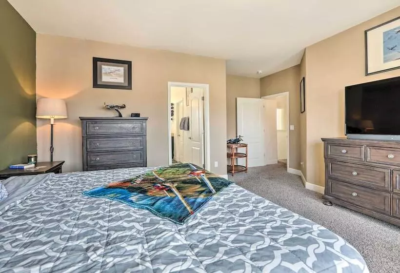 Sparks Home W/ Air Racing Decor + Hot Tub!