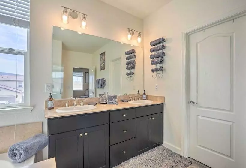 Sparks Home W/ Air Racing Decor + Hot Tub!