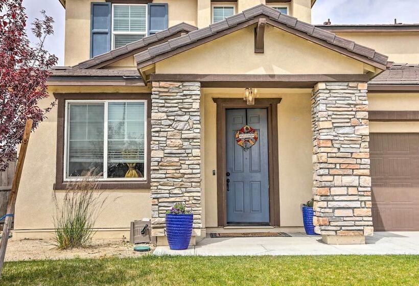 Sparks Home W/ Air Racing Decor + Hot Tub!