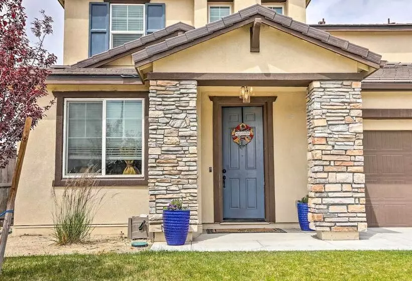 Sparks Home W/ Air Racing Decor + Hot Tub!