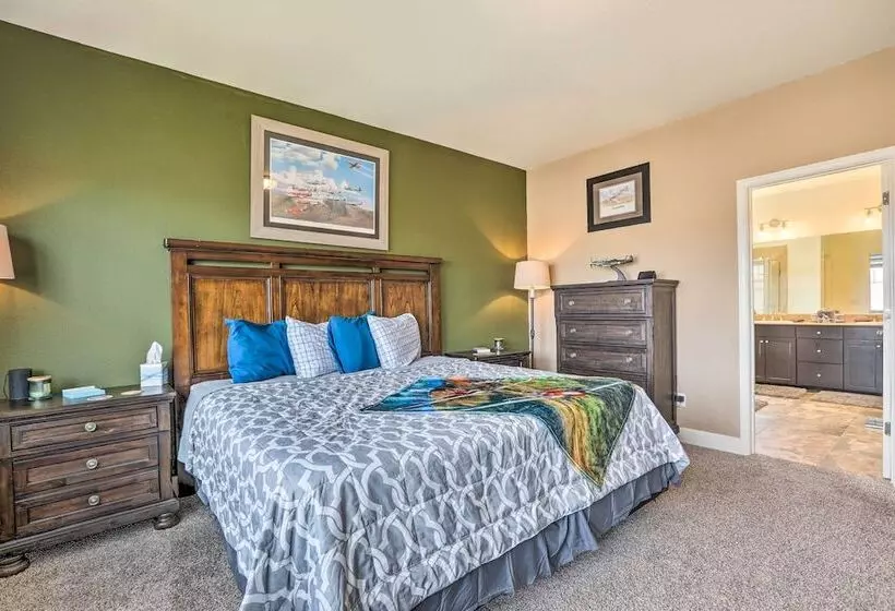 Sparks Home W/ Air Racing Decor + Hot Tub!