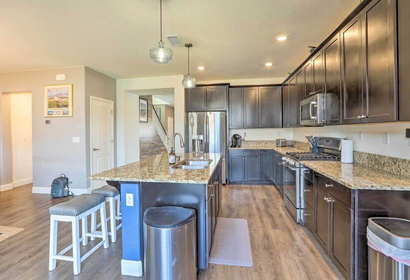 Sparks Home W/ Air Racing Decor + Hot Tub!