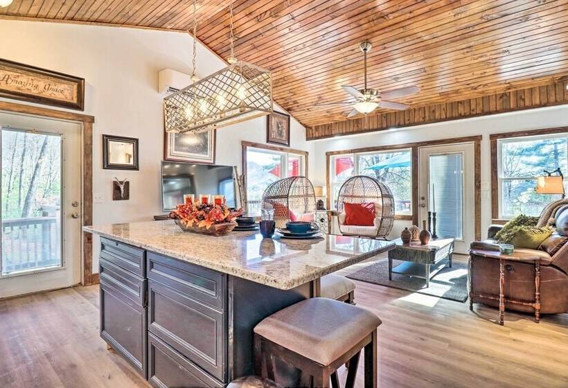 Treetop Sanctuary W/ Long Range Mountain View