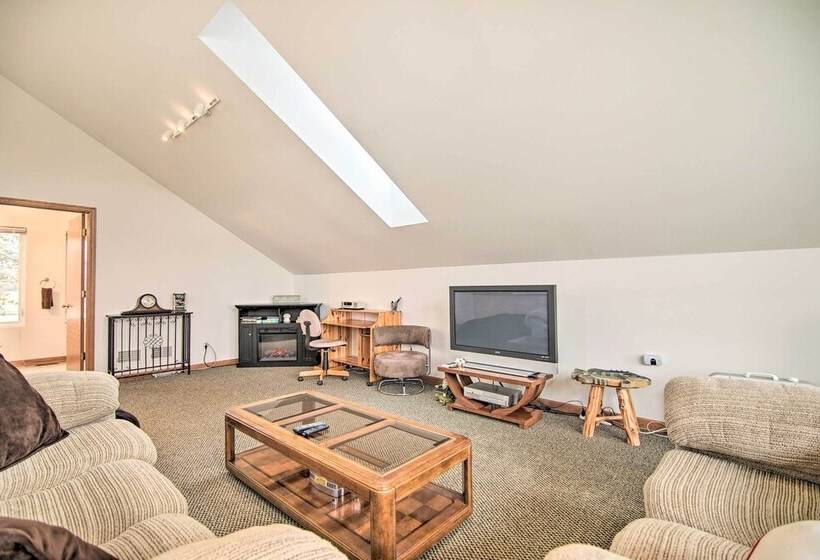 Twin Lakes Home Walk To Lake Elizabeth!