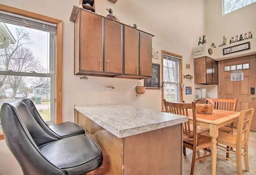 Twin Lakes Home   Walk To Lake Elizabeth!