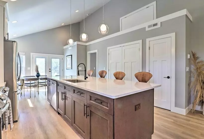 Chic Spacious Avl Oasis W/ Hot Tub & Fire Pit