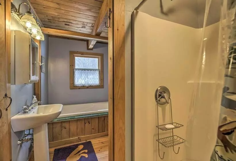 Upscale Montgomery Cabin, Near Jay Peak Resort!