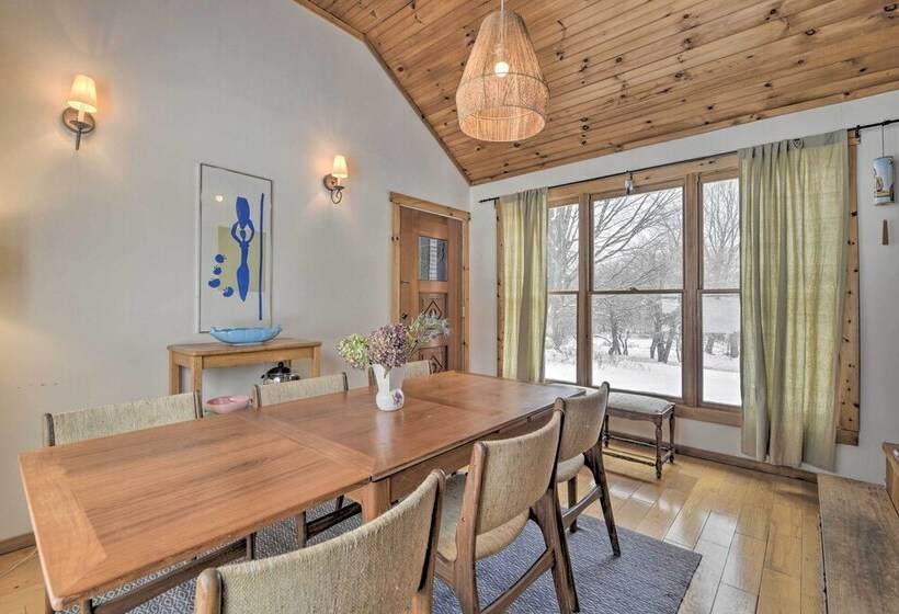 Upscale Montgomery Cabin, Near Jay Peak Resort!