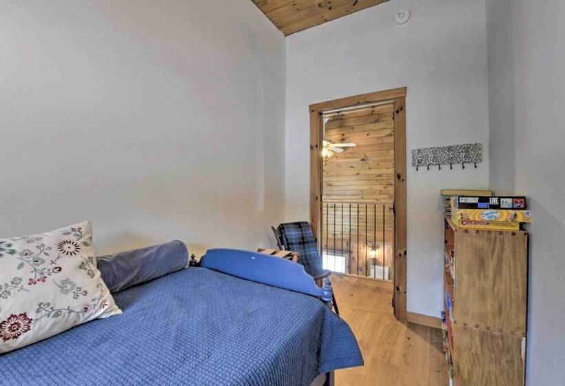 Upscale Montgomery Cabin, Near Jay Peak Resort!
