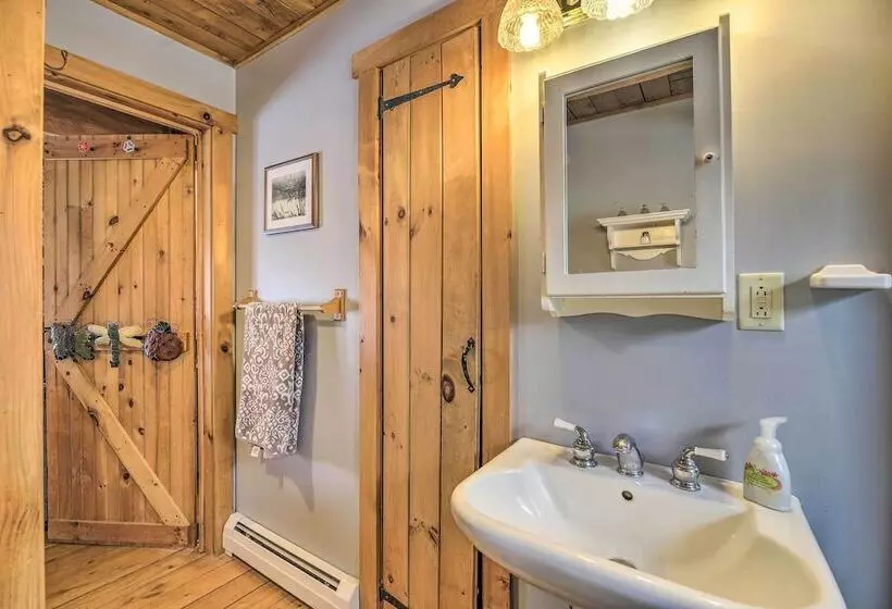 Upscale Montgomery Cabin, Near Jay Peak Resort!