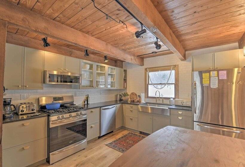 Upscale Montgomery Cabin, Near Jay Peak Resort!