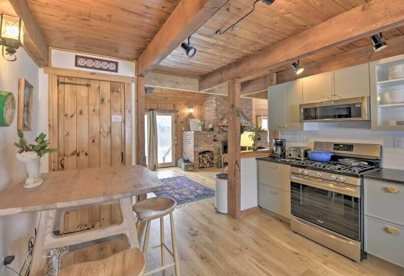 Upscale Montgomery Cabin, Near Jay Peak Resort!
