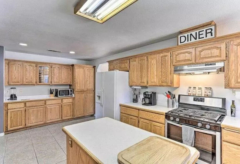 Weaverville Family Home: Mtn Views & Fire Pit