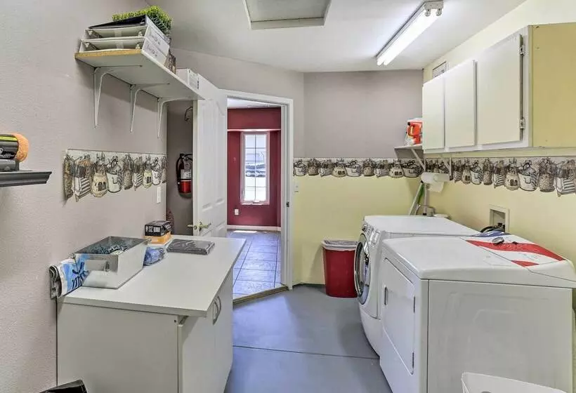 Weaverville Family Home: Mtn Views & Fire Pit