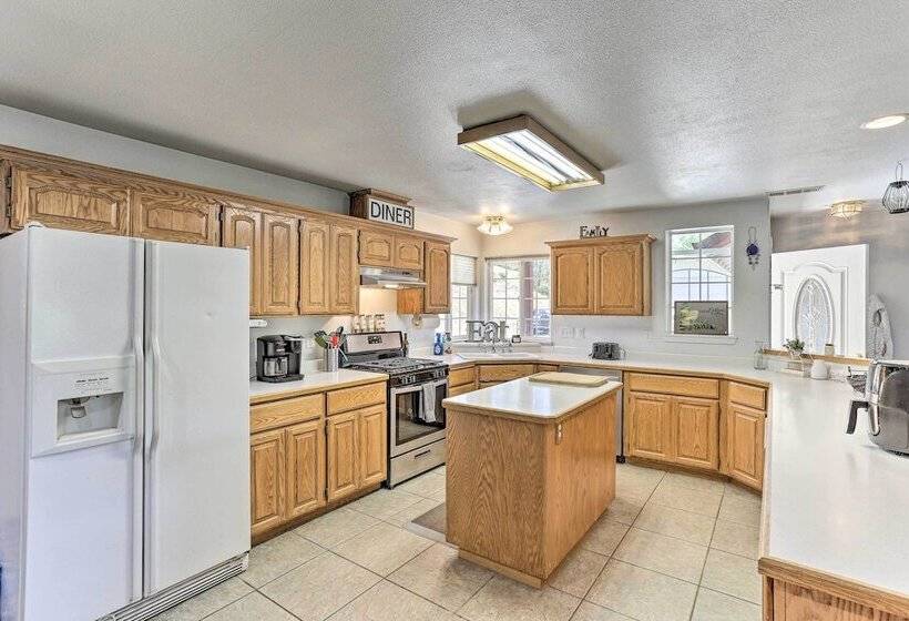 Weaverville Family Home: Mtn Views & Fire Pit