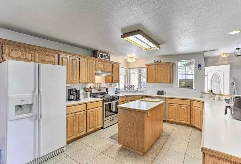 Weaverville Family Home: Mtn Views & Fire Pit