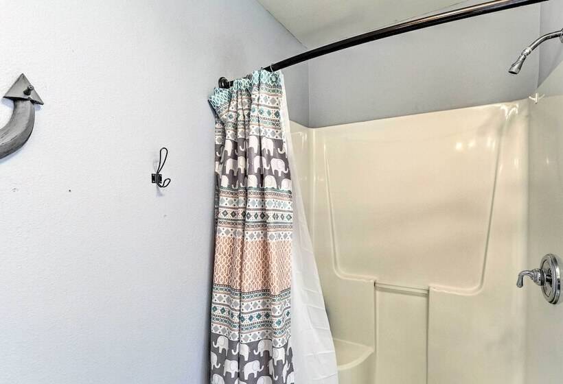 Weaverville Family Home: Mtn Views & Fire Pit