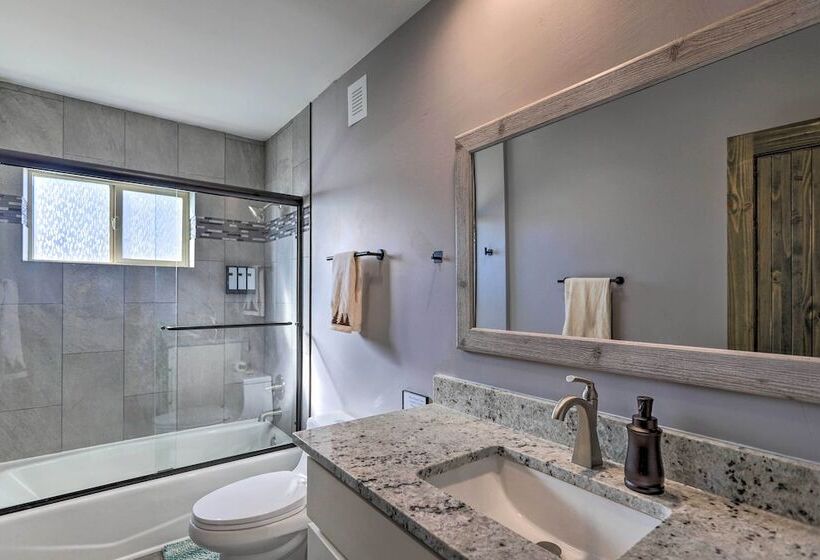 Western Skies Home W/ Hot Tub & Mtn Views!