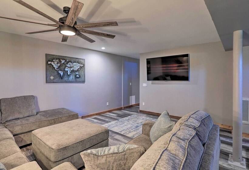 Western Skies Home W/ Hot Tub & Mtn Views!