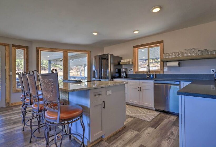 Western Skies Home W/ Hot Tub & Mtn Views!