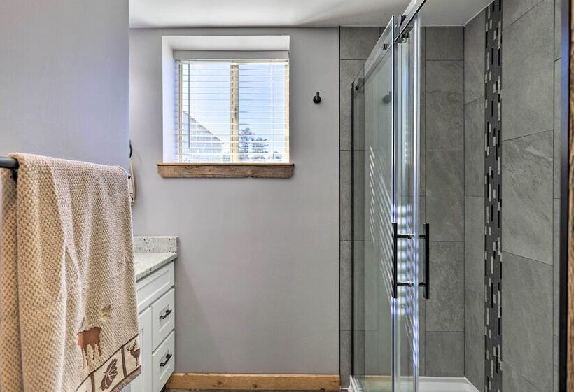 Western Skies Home W/ Hot Tub & Mtn Views!