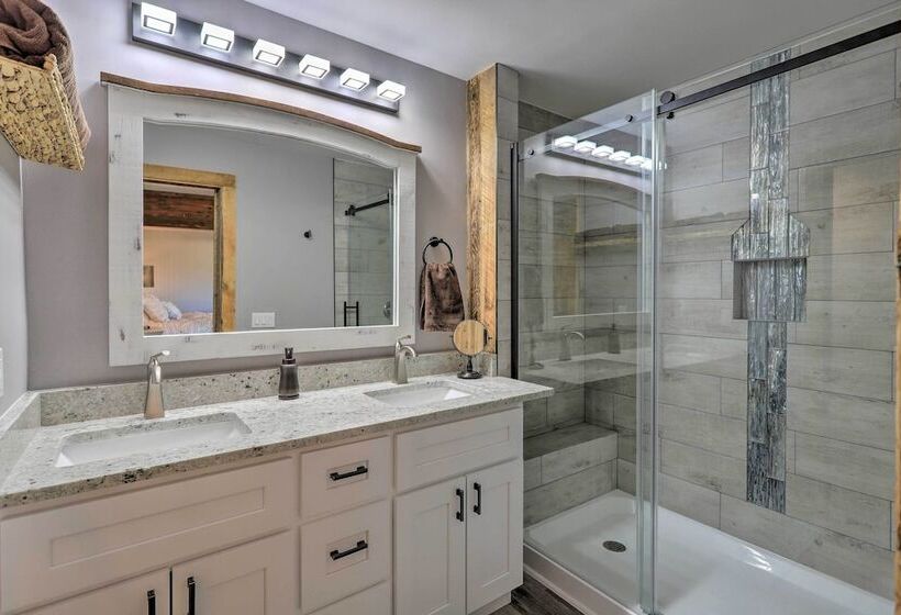 Western Skies Home W/ Hot Tub & Mtn Views!