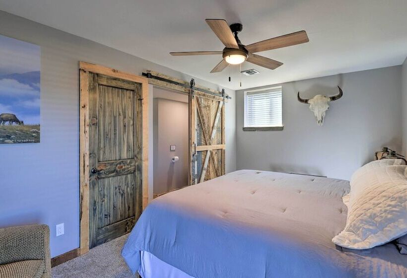 Western Skies Home W/ Hot Tub & Mtn Views!