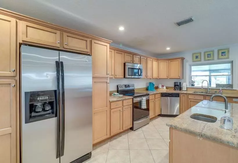 Beach Retreat In Jacksonville: Pet/family Friendly