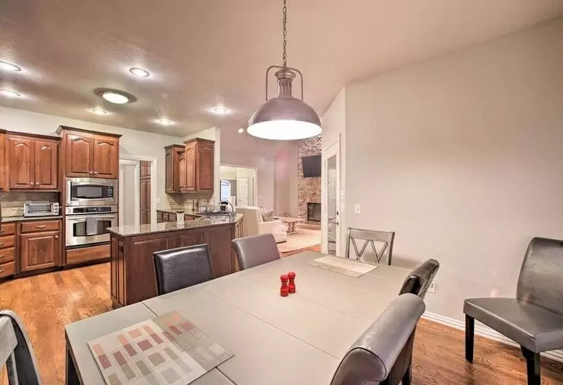 Bentonville Home W/ Pool Table, 2 Mi To Downtown!
